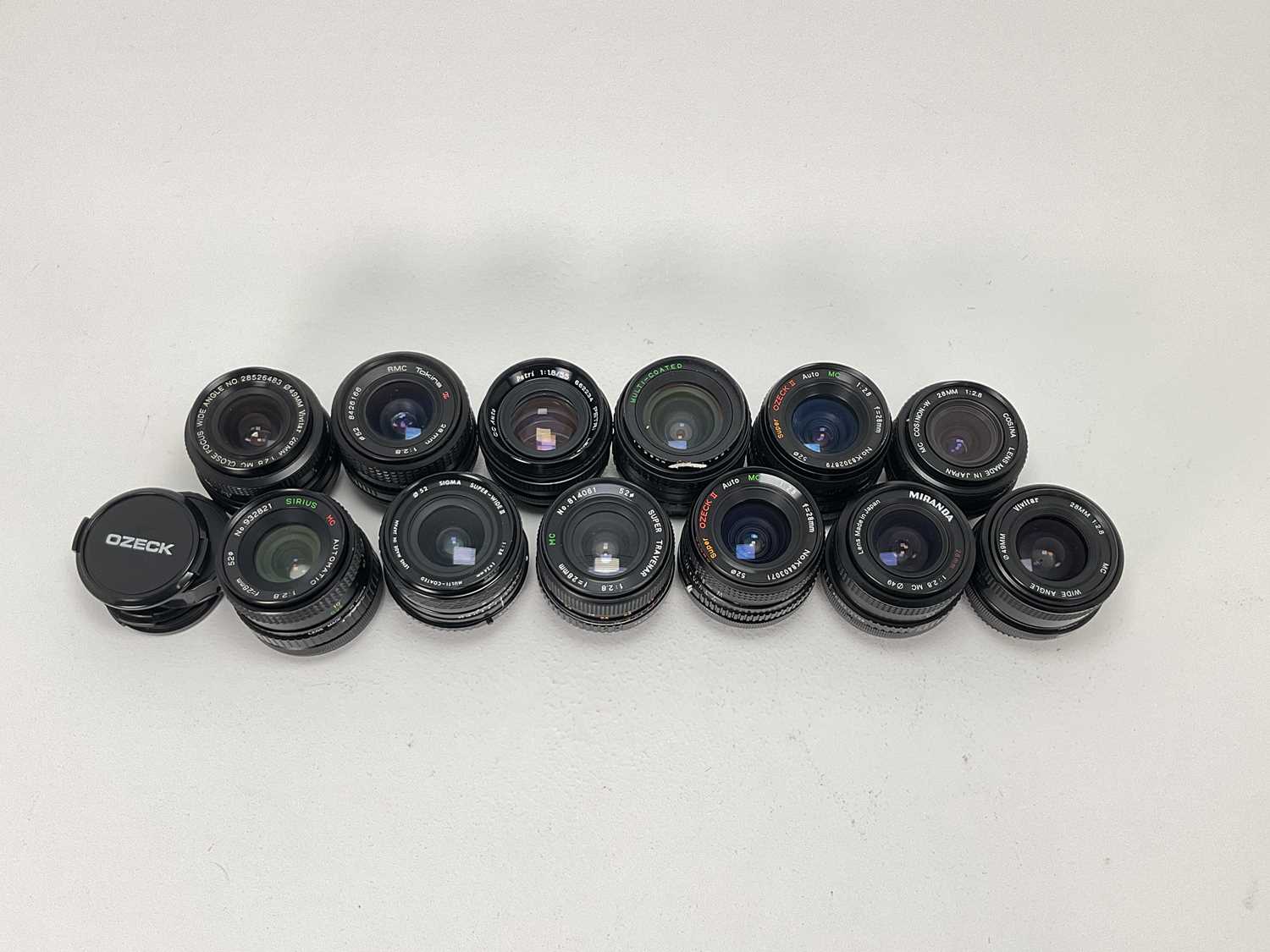 Lot 805 - A Selection of Prime Lenses