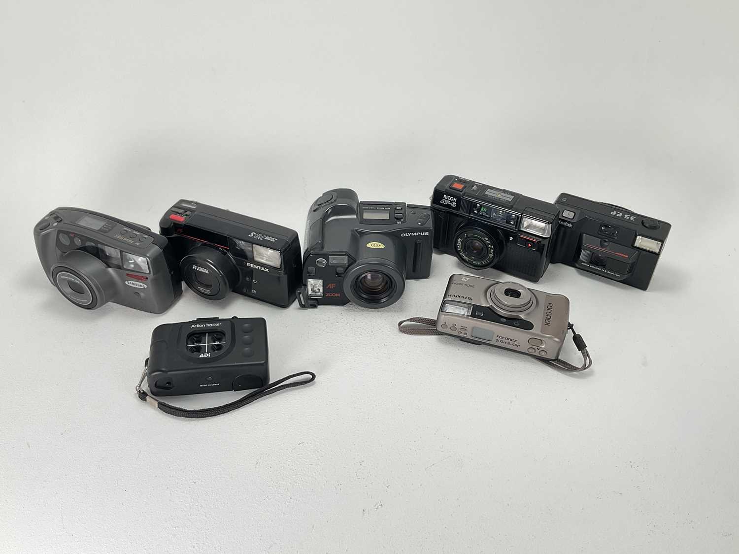 Lot 558 - A Selection of 35mm Compact Cameras