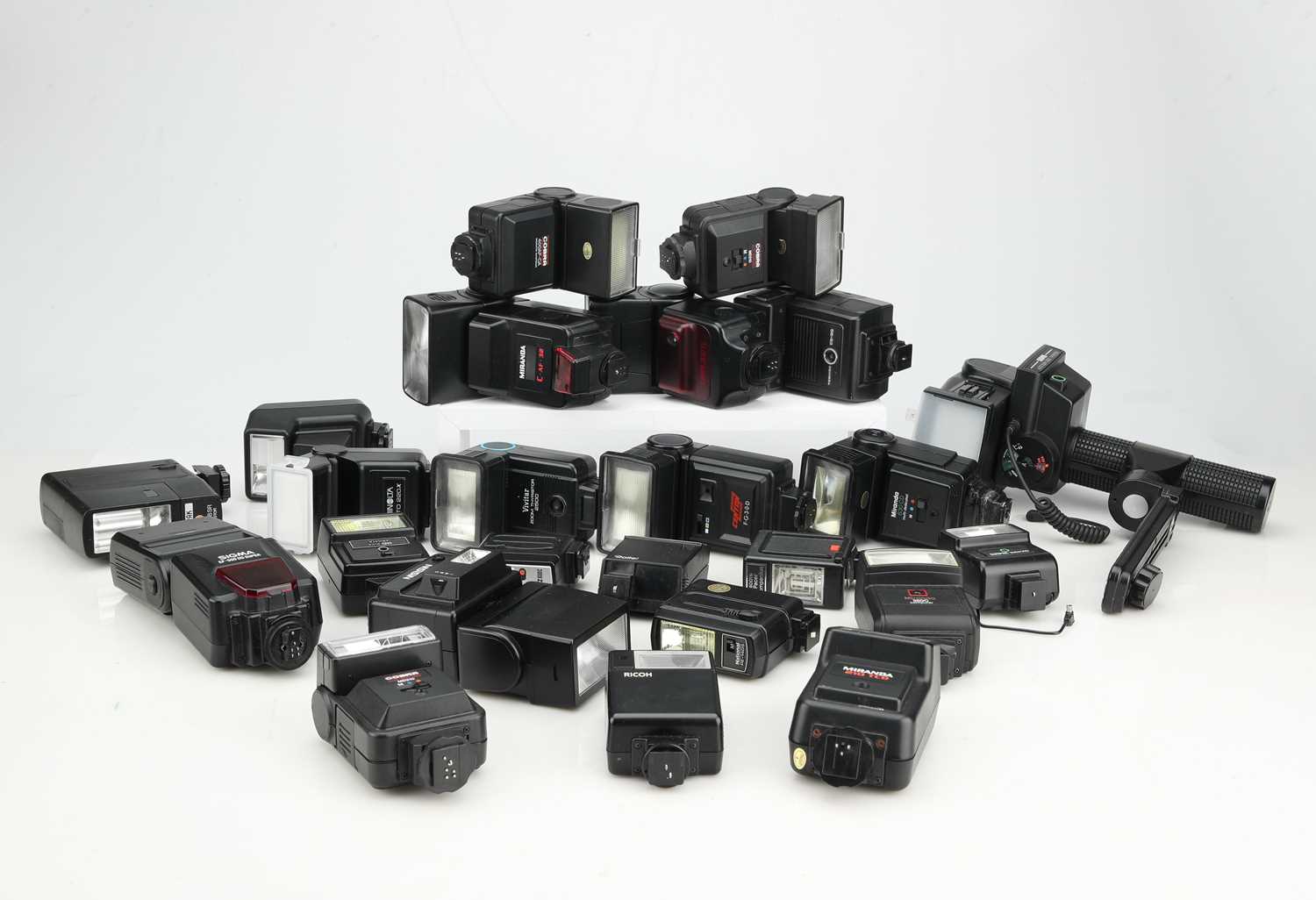Lot 852 - A Large Selection of Flash Units,