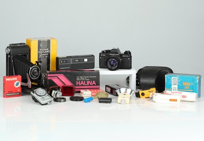 Lot 321 - A Selection of Cameras & Accessories