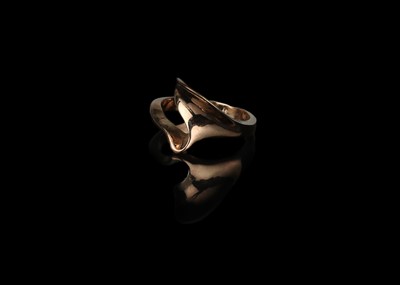 Lot 587 - Yellow Metal Absract Dress Ring