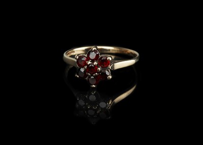 Lot 614 - 9 ct Gold Garnet Daisy Cluster Ring