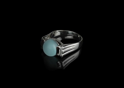 Lot 616 - 18 ct White Gold Cabochon Chalcedony Dress Ring