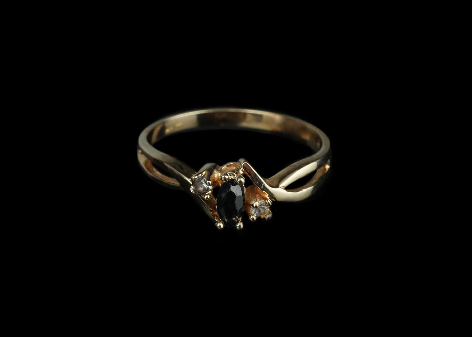 Lot 618 - 18 ct Solitaire Sapphire and Chip Diamong Crossover Ring