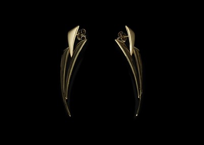 Lot 591 - A pair of 14 ct Articulated Shard Earrings