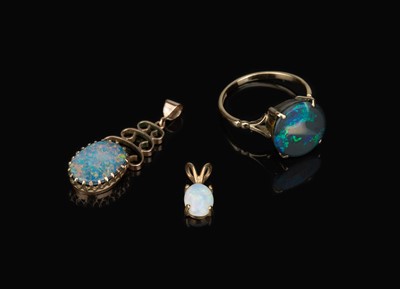 Lot 578 - Three pieces of opal jewellery