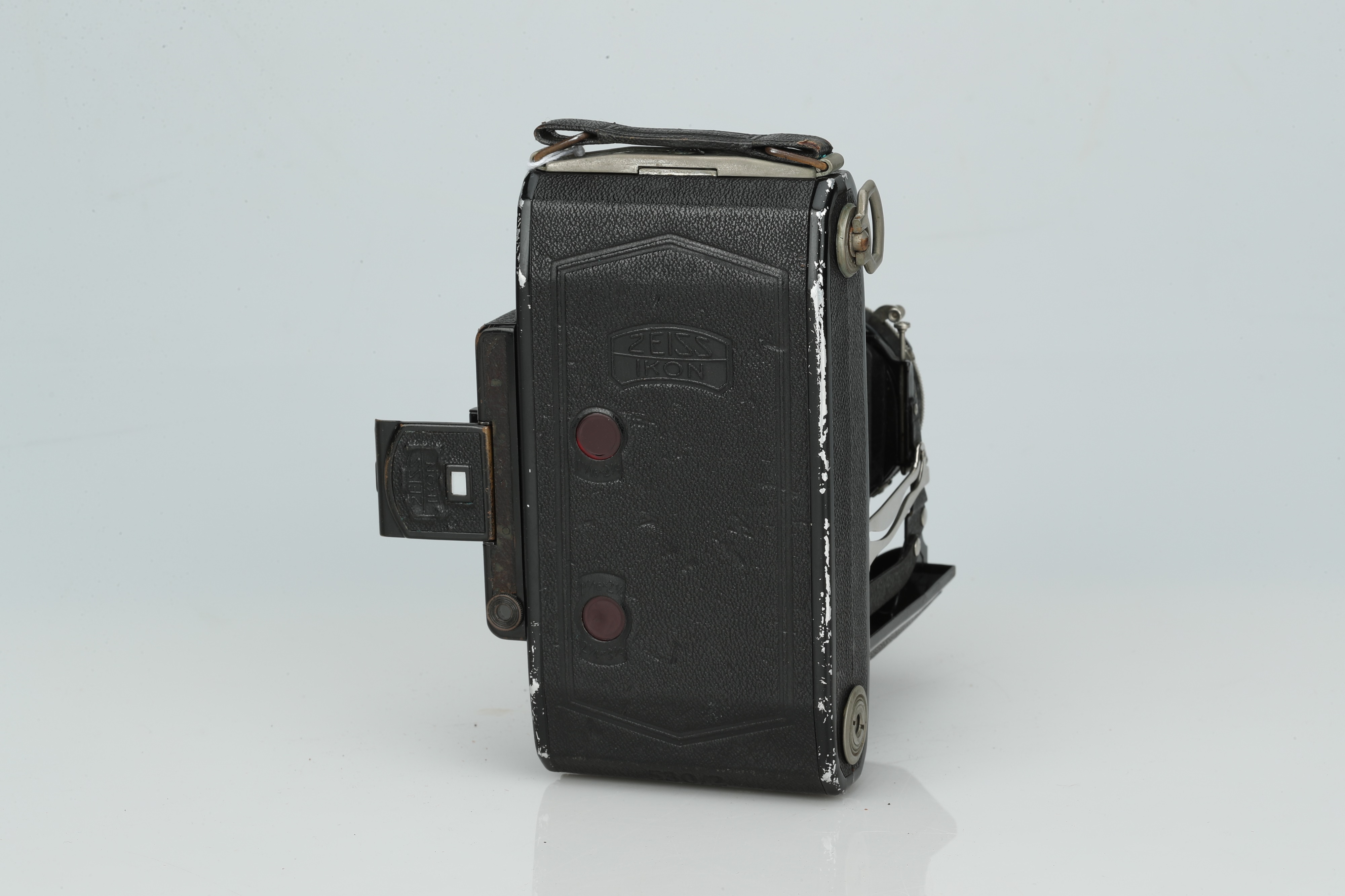 Today I added this Zeiss Ikon Super Ikonta C 530/2 s/n Z.66435 to my collection, my first ZI 6x9 (and 4,5x6) folding camera. It has a splendid Carl Zeiss Jena Tessar 10,5cm