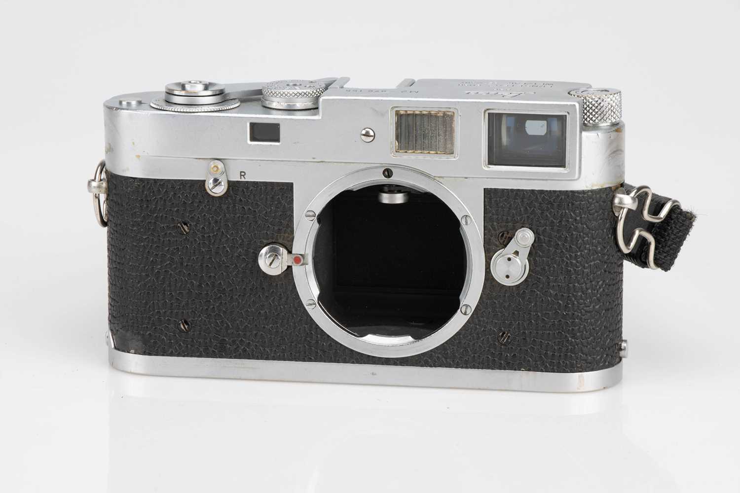 Lot 5 - A Leica M2 35mm Rangefinder Camera