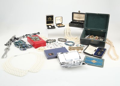 Lot 575 - A Small Collection of Costume Jewellery