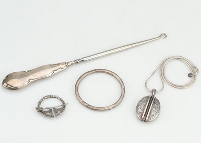 Lot 577 - A small group of Silver and White Metal Items