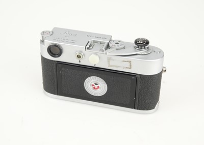 Lot 6 - A Leica M2 Rangefinder Camera