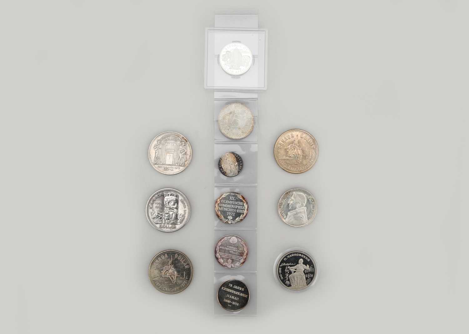 Lot 46 - A group of silver commemorative coinage to include a Republic of South Africa 1/4 oz coin