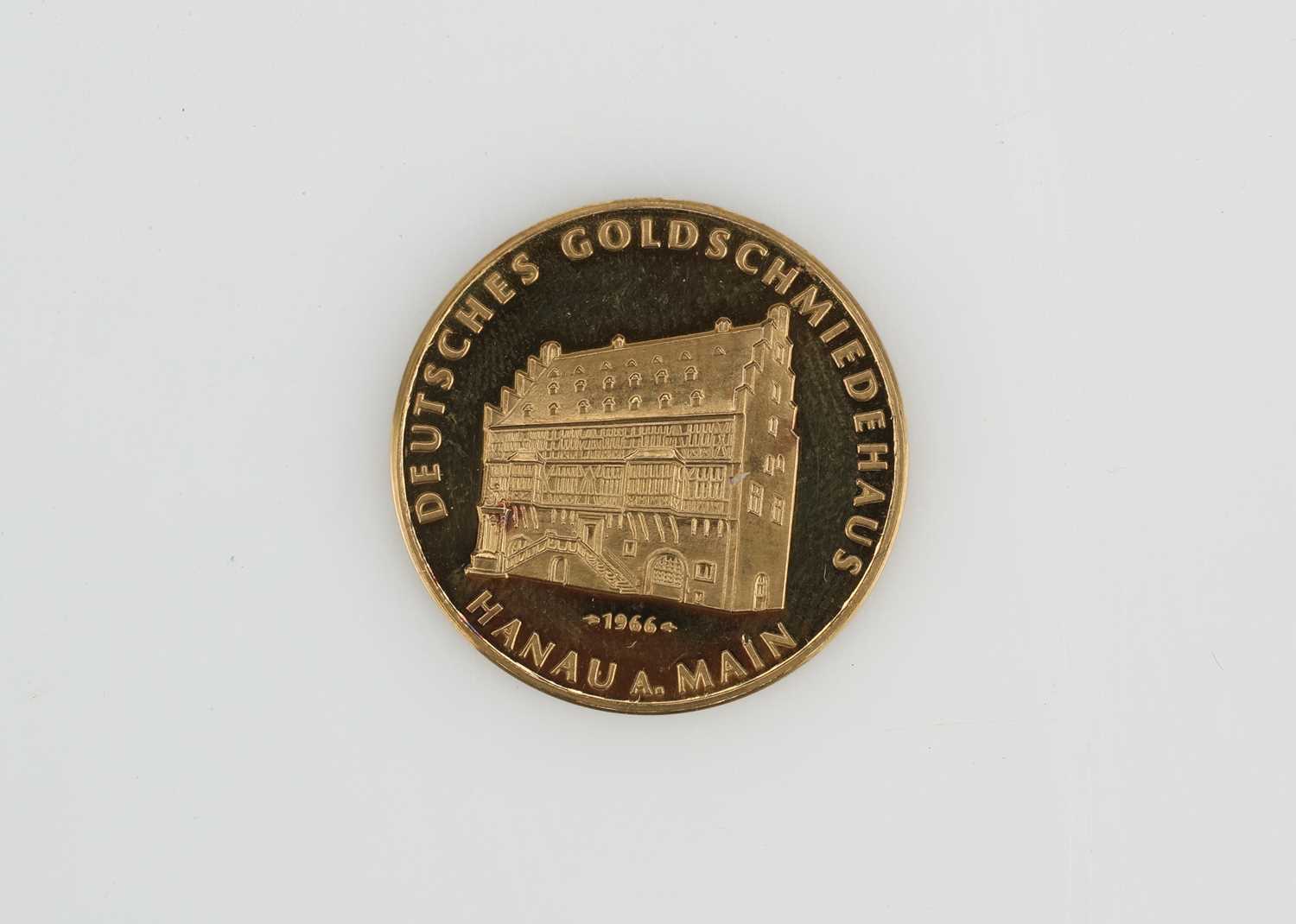 Lot 51 - German 1966 gold token from the Goldsmith's house in Hanau