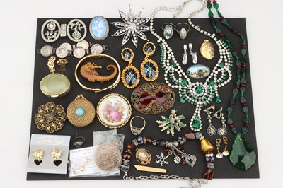Lot 135 - A Small Collection of Costume Jewellery