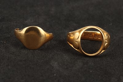 Lot 126 - An 18 ct Gold Vacant Signet Ring