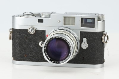 Lot 559 - A Leica M2 35mm Rangefinder Camera