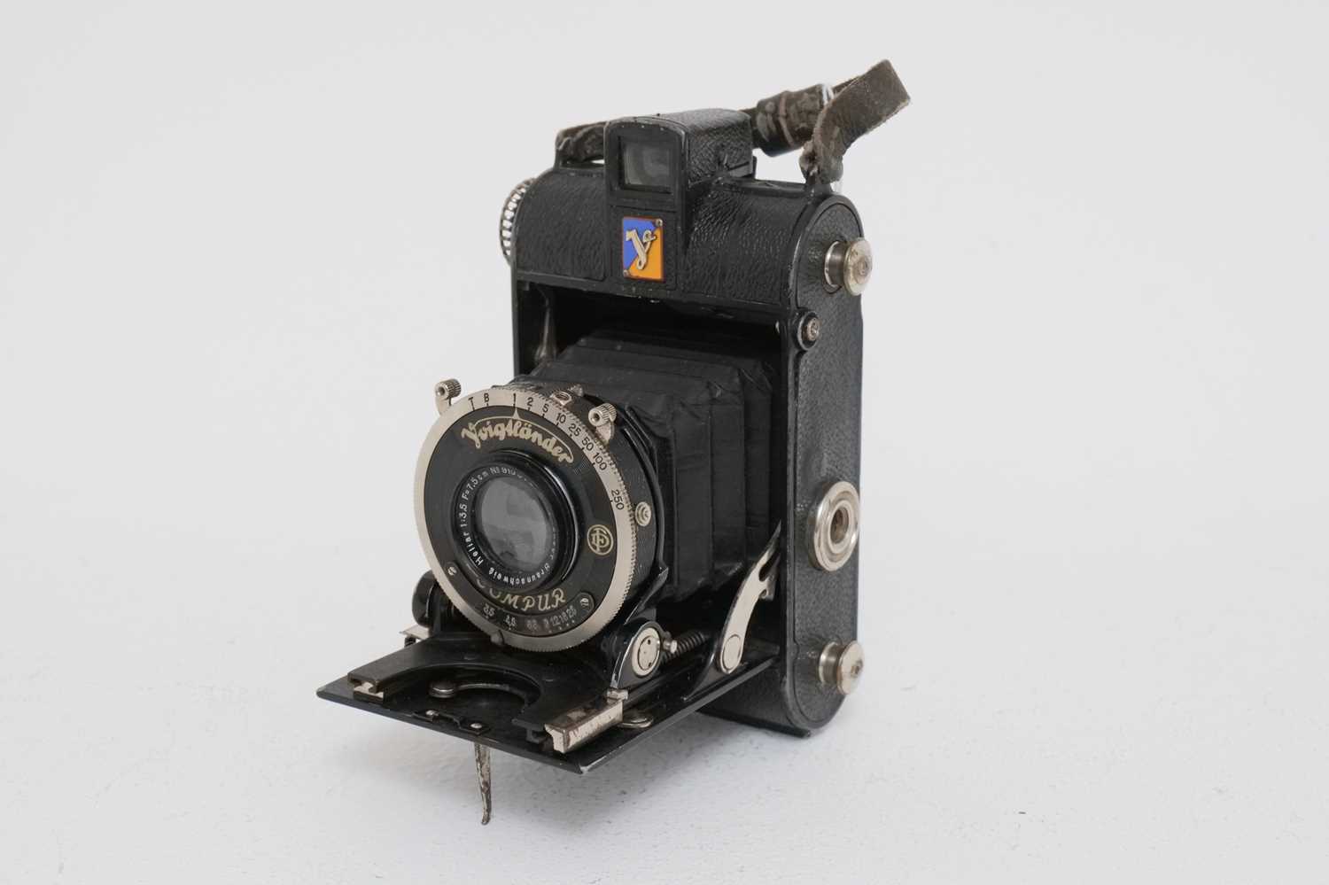 Lot 407 - A Voigtlander Virtus Camera