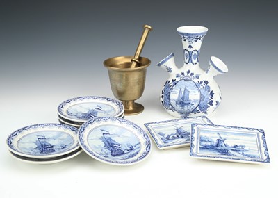 Lot 86 - A small group of 20th century delftware