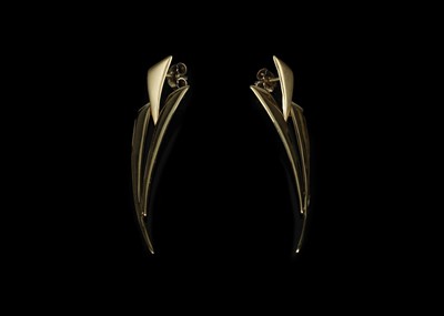 Lot 148 - A pair of 14 ct Articulated Shard Earrings