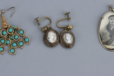 Lot 110 - A Small Collection of Costume Jewellery