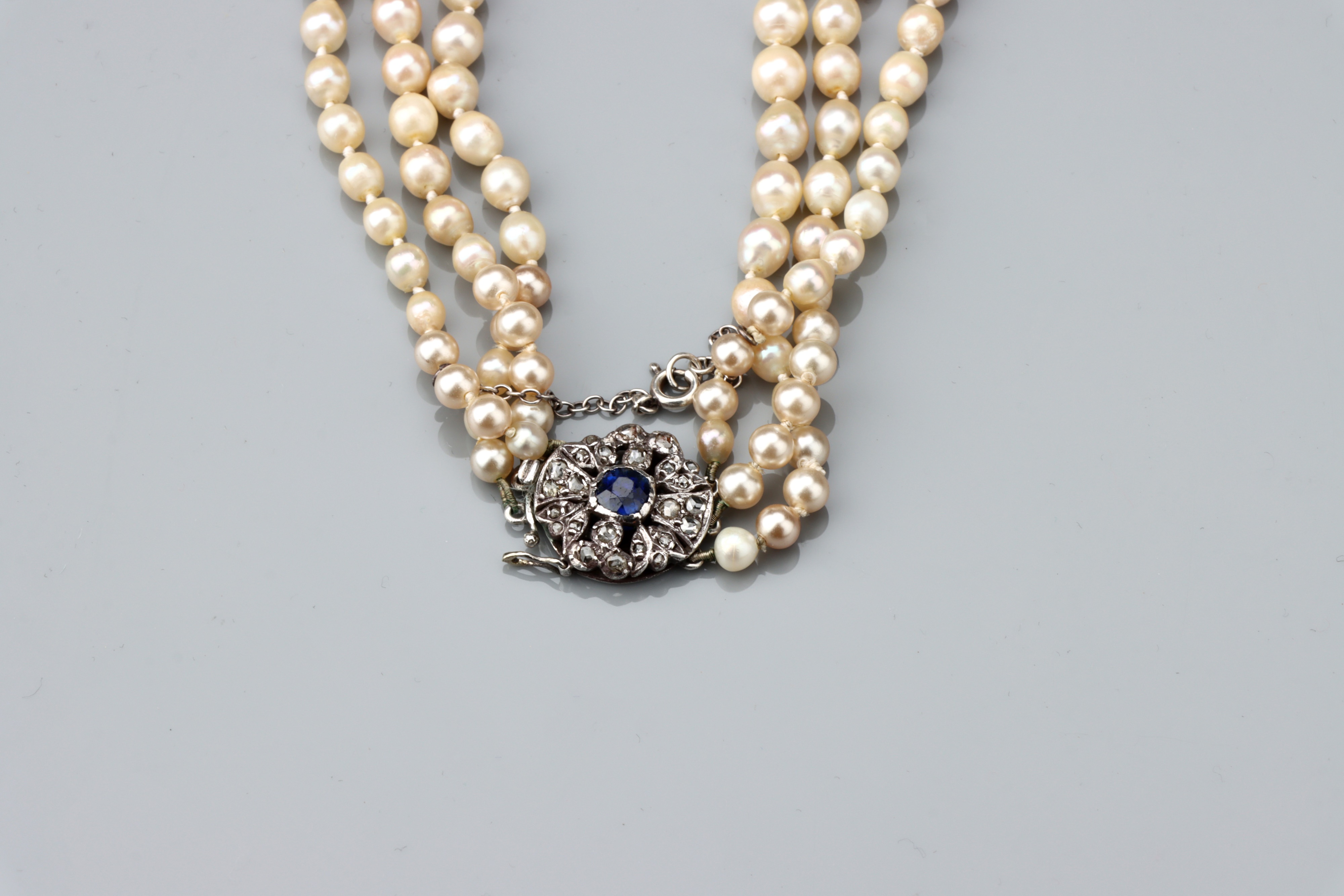 Lot 139 - An Art Deco Three String Pearl Choker,