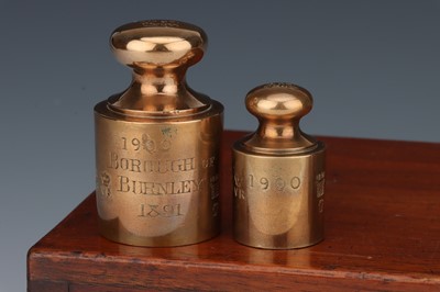 Lot 327 - A Very Fine Set of Standard Apothecaries Weights