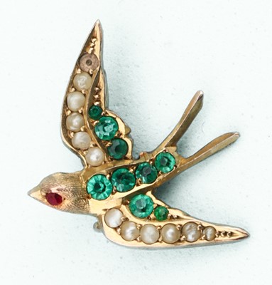 Lot 151 - A 9 ct gold Paste Set Sparrow Pendant