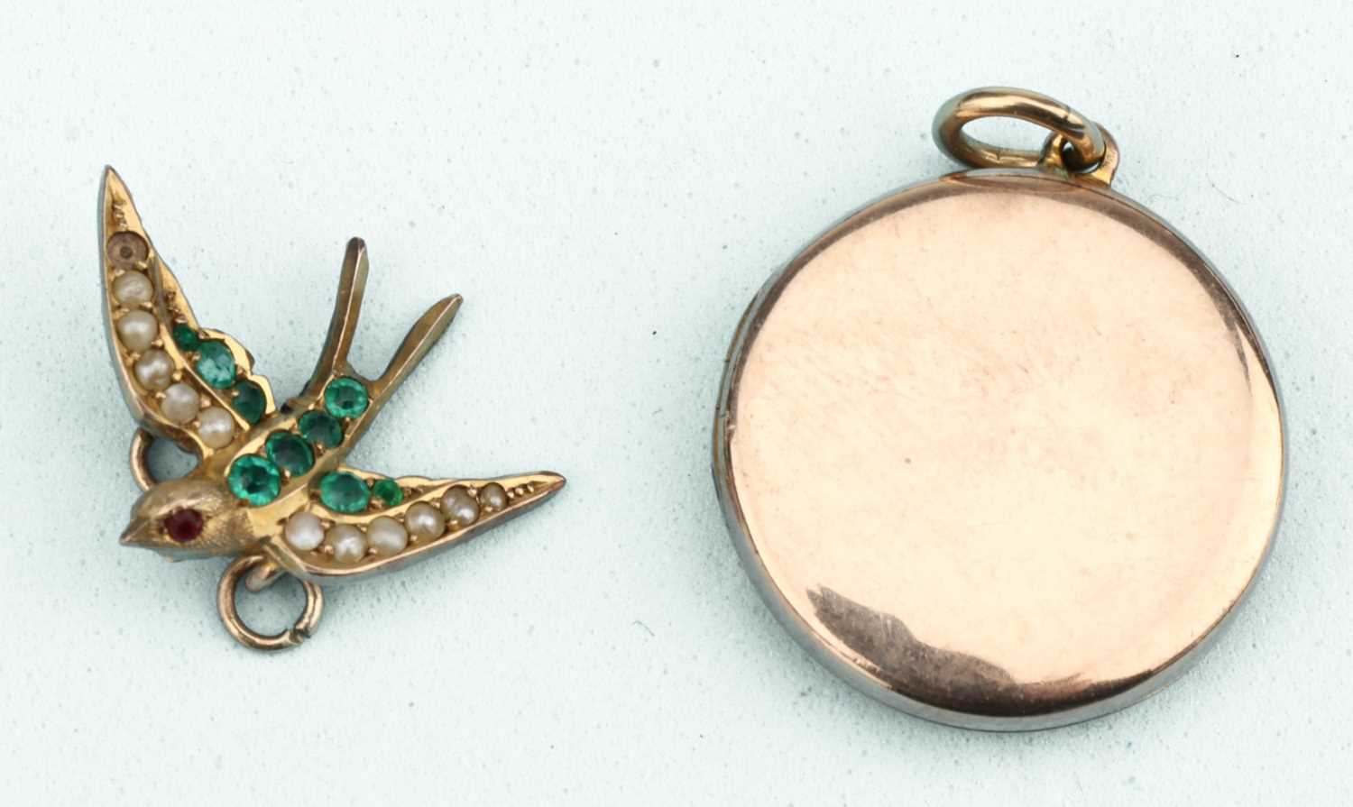 Lot 151 - A 9 ct gold Paste Set Sparrow Pendant