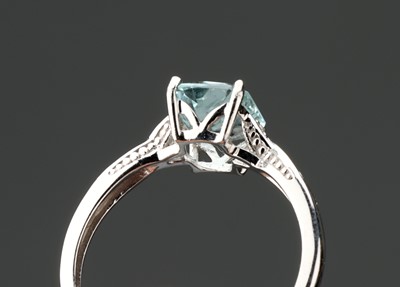 Lot 148 - A 10 ct White Gold Aquamarine Solitaire Ring