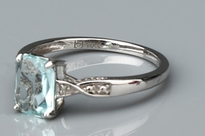 Lot 148 - A 10 ct White Gold Aquamarine Solitaire Ring