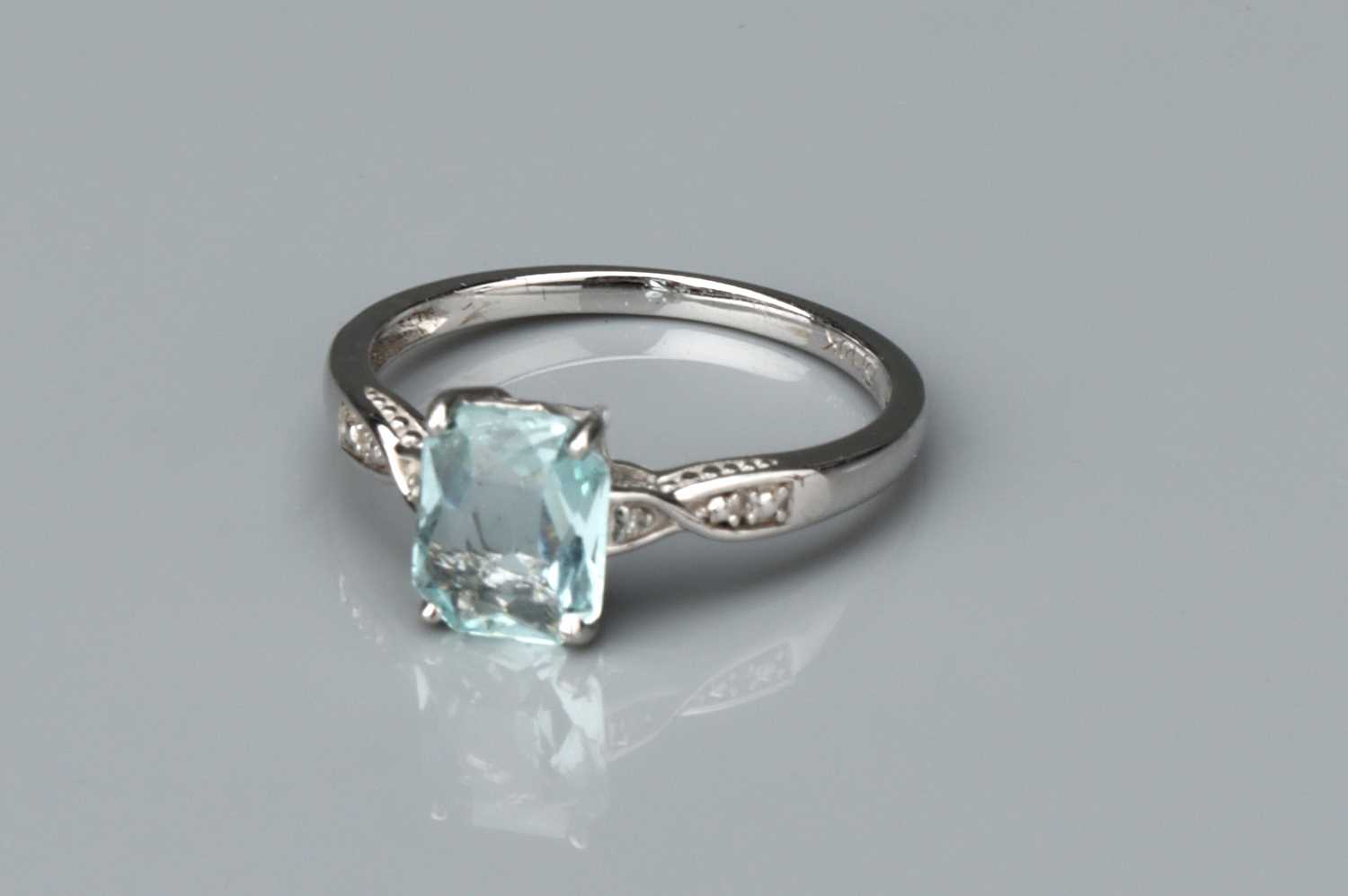 Lot 148 - A 10 ct White Gold Aquamarine Solitaire Ring