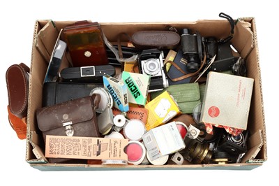 Lot 578 - A Selection of Cameras, Accessories, & Sundries