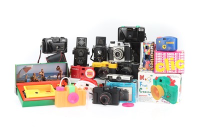 Lot 296 - A Mixed Selection of Toy & Novelty Cameras