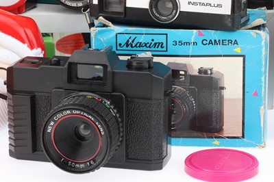 Lot 296 - A Mixed Selection of Toy & Novelty Cameras