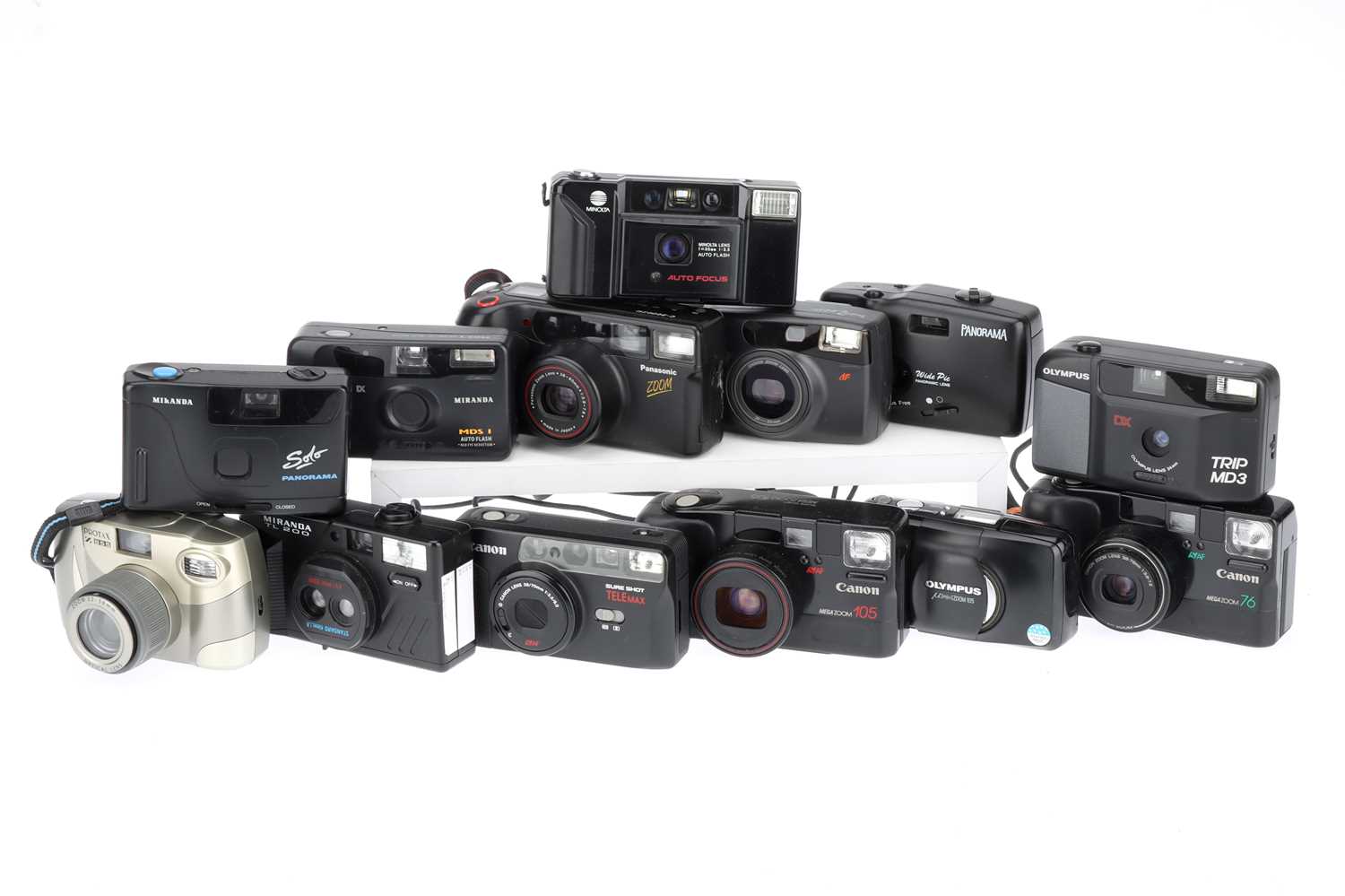 Lot 409 - A Selection of 35mm Compact Cameras