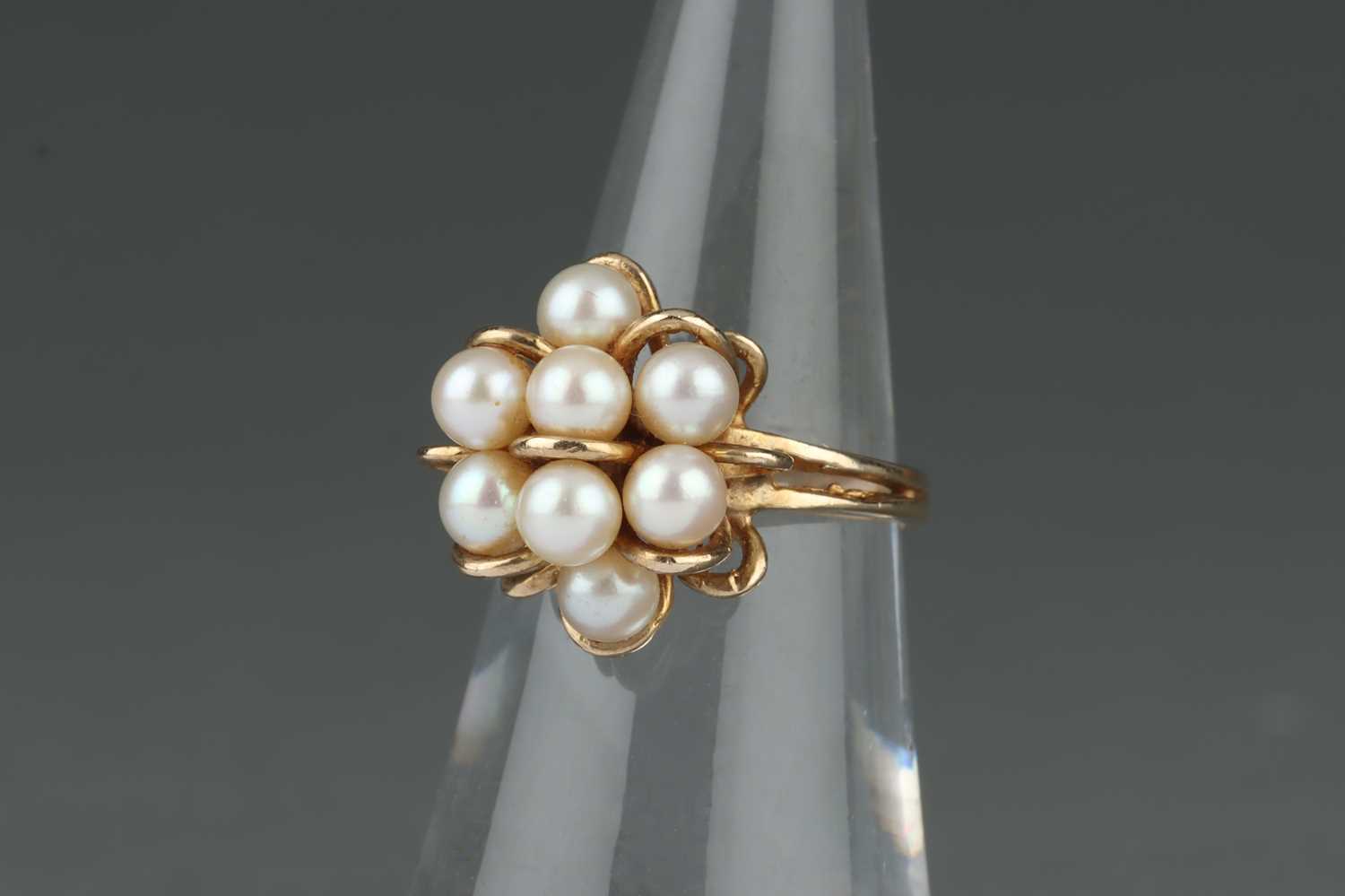Lot 10 - 9 ct Gold Pearl Cluster Ring