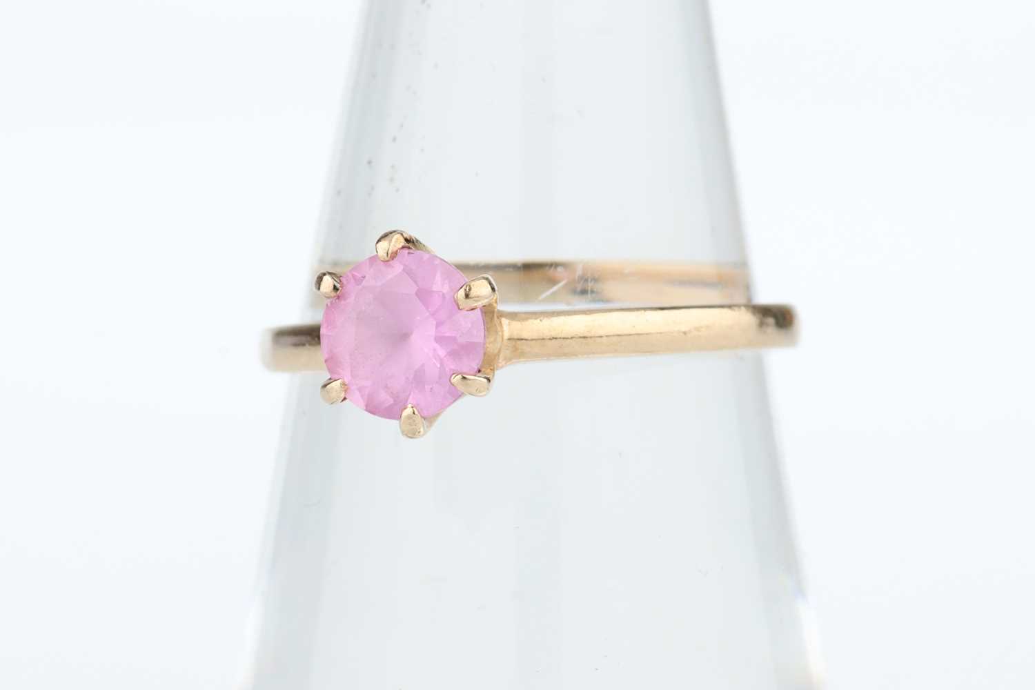 Lot 205 - 10 ct Gold Rose Quartz Solitaire Ring