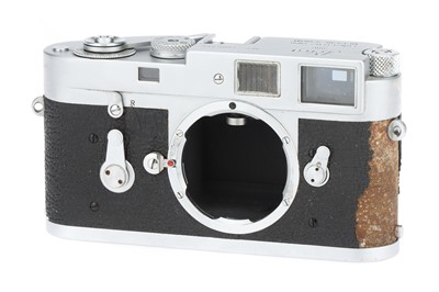 Lot 320 - A Leitz Leica M2 35mm Rangefinder Camera