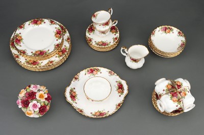 Lot 880 - A Royal Albert Old Country Rose Part Dinner Service