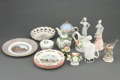 Lot 877 - A Box of Mixed Ceramics