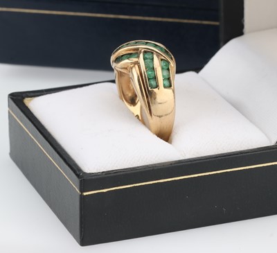 Lot 42 - A 9 ct Gold Emerald Knot Ring