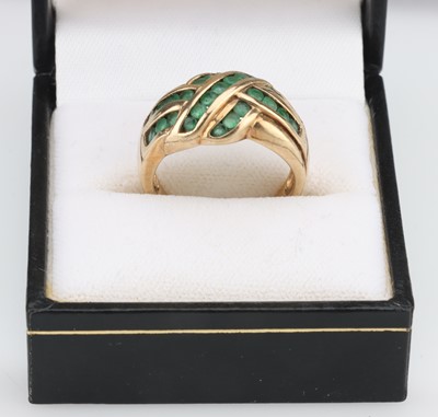 Lot 42 - A 9 ct Gold Emerald Knot Ring