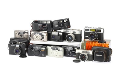 Lot 227 - A Selection of 35mm Compact Cameras