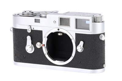 Lot 2 - A Leica M2 Rangefinder Camera