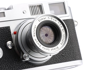 Lot 29 - A Leica M2 Rangefinder Camera