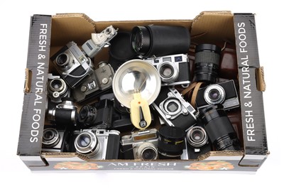 Lot 425 - A Mixed Selection of Cameras