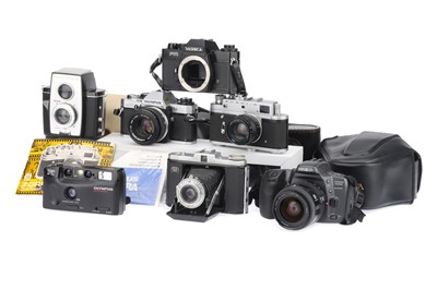 Lot 424 - A Selection of Various Film Cameras