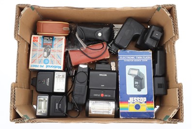 Lot 606 - A Selection of Camera Flash Guns