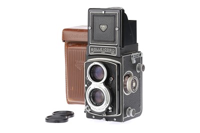 Lot 371 - A Rollei Rolleicord Va Type 2 TLR Camera