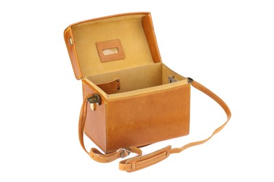 Lot 332 - An Early Hasselblad Outfit Case